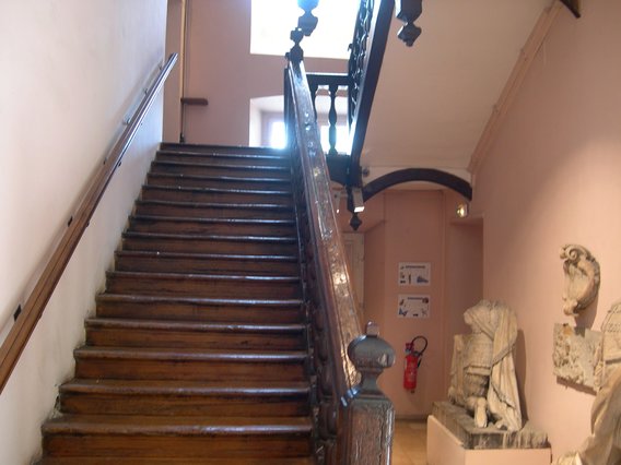  escalier en bois, musée Saint-Loup